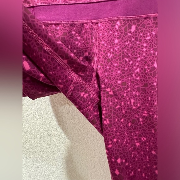 Lululemon Athletica Inspire Tight II Geo Regal Plum Ankle Cropped Leggings 4 - Picture 4 of 16